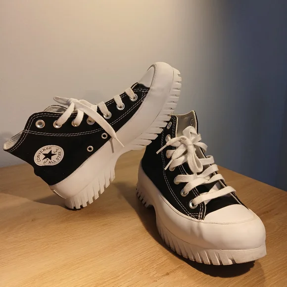 Converse Women’s Chuck Taylor All Star Lugged 2.0 High-Top Sneakers Size M4 / W6 - Picture 8 of 11